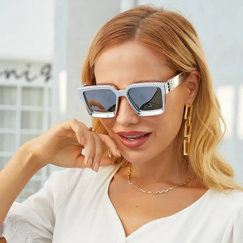 Stylish sunglasses with a large, diamond-studded frame AQP-STORE