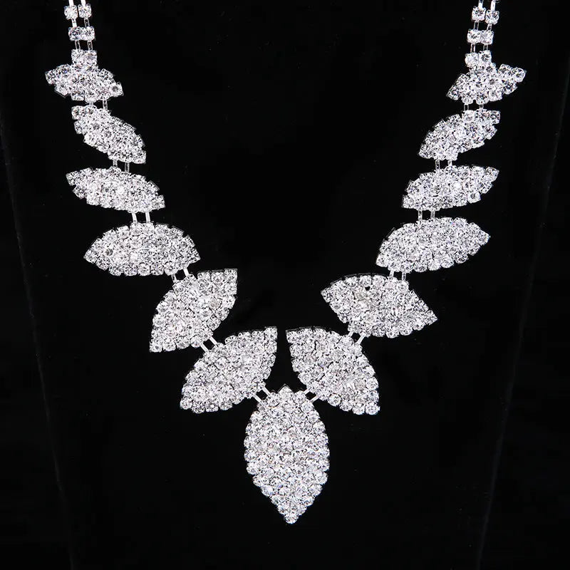 Wholesale of European and American trendy minimalist necklaces, earrings, bridal wedding accessories, diamond leaf shaped neckchain sets AQP-STORE