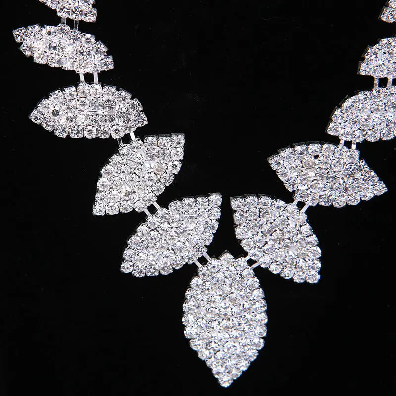 Wholesale of European and American trendy minimalist necklaces, earrings, bridal wedding accessories, diamond leaf shaped neckchain sets AQP-STORE