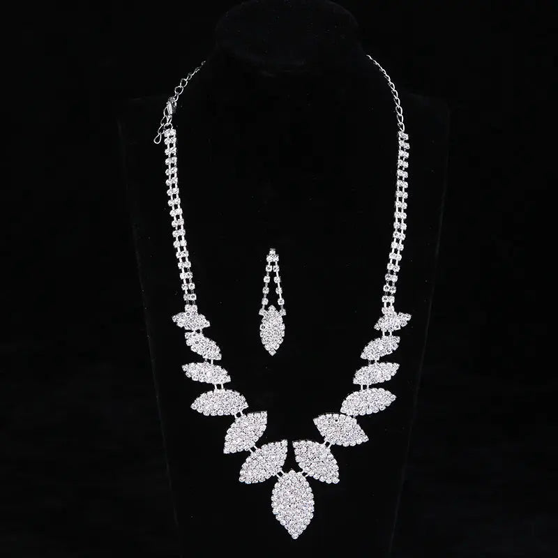 Wholesale of European and American trendy minimalist necklaces, earrings, bridal wedding accessories, diamond leaf shaped neckchain sets AQP-STORE