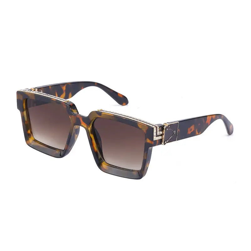 Stylish sunglasses with a large, diamond-studded frame AQP-STORE
