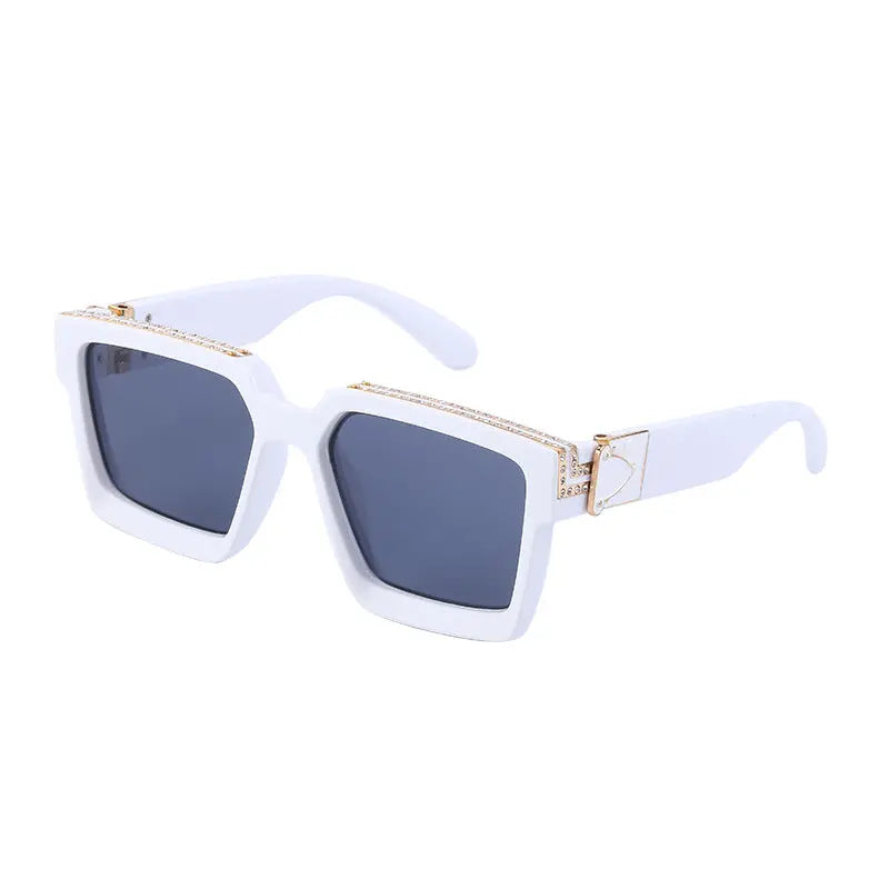Stylish sunglasses with a large, diamond-studded frame AQP-STORE