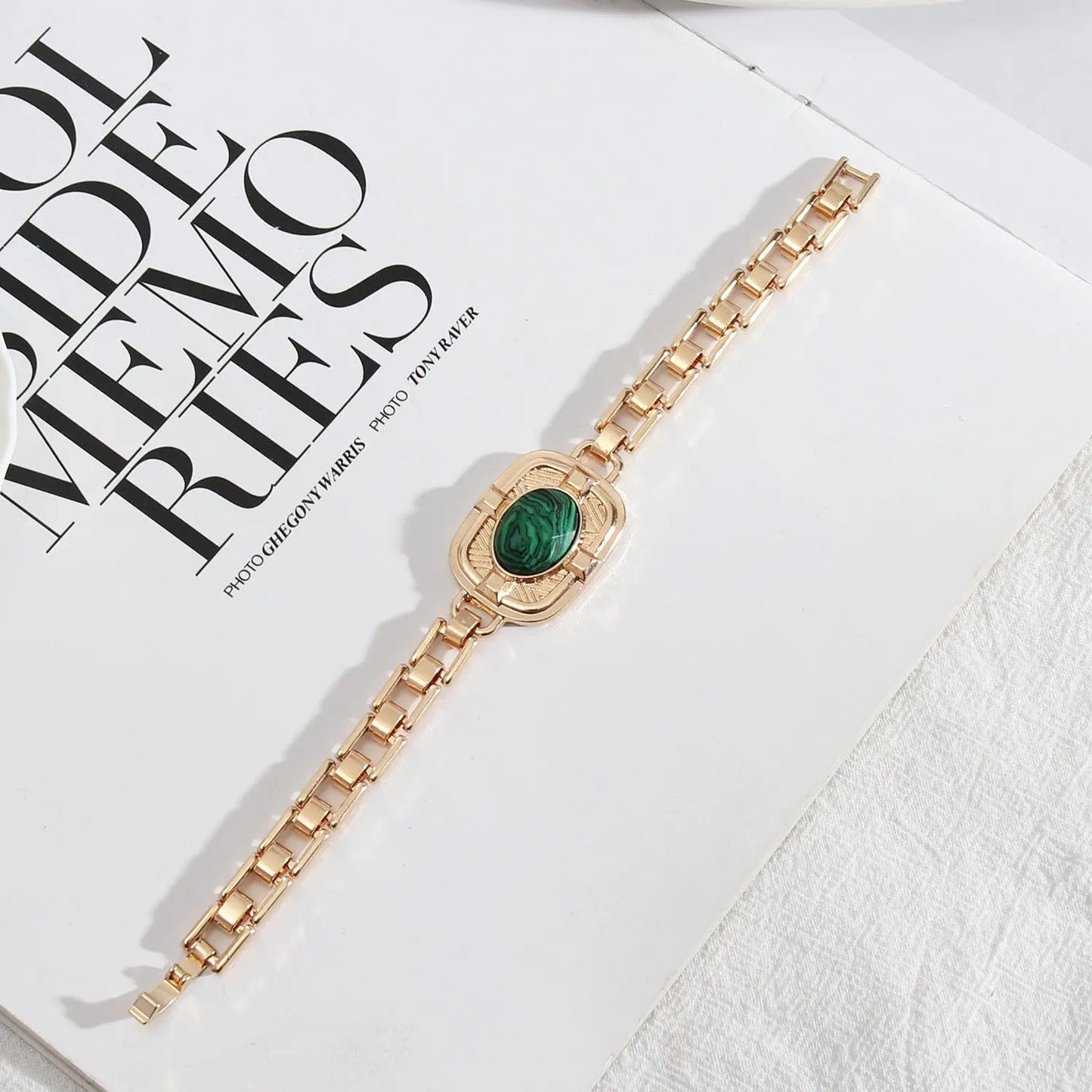 Trendy design and development of European and American style jewelry, alloy texture chain, fashionable personality, peacock stone bracelet for women AQP-STORE