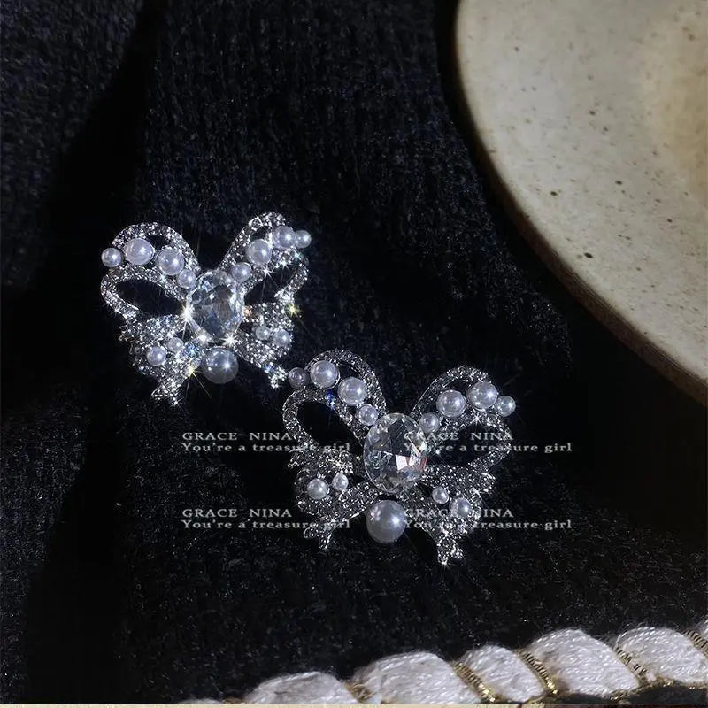 Full diamond butterfly ear cuff for women without pierced ears, light luxury earrings, elegant style ear cuff AQP-STORE